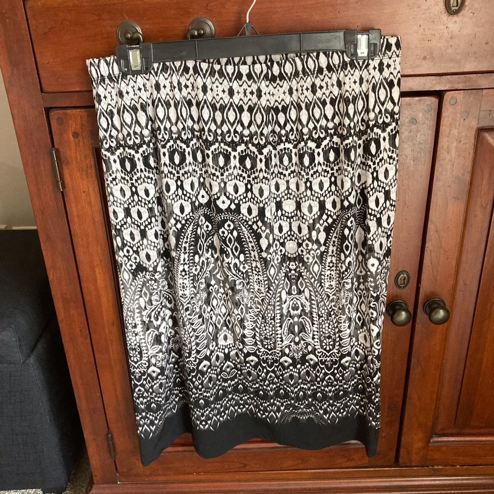 Chicos skirt, size 1 (=size 12 anywhere else). Black, grey, white. Never worn